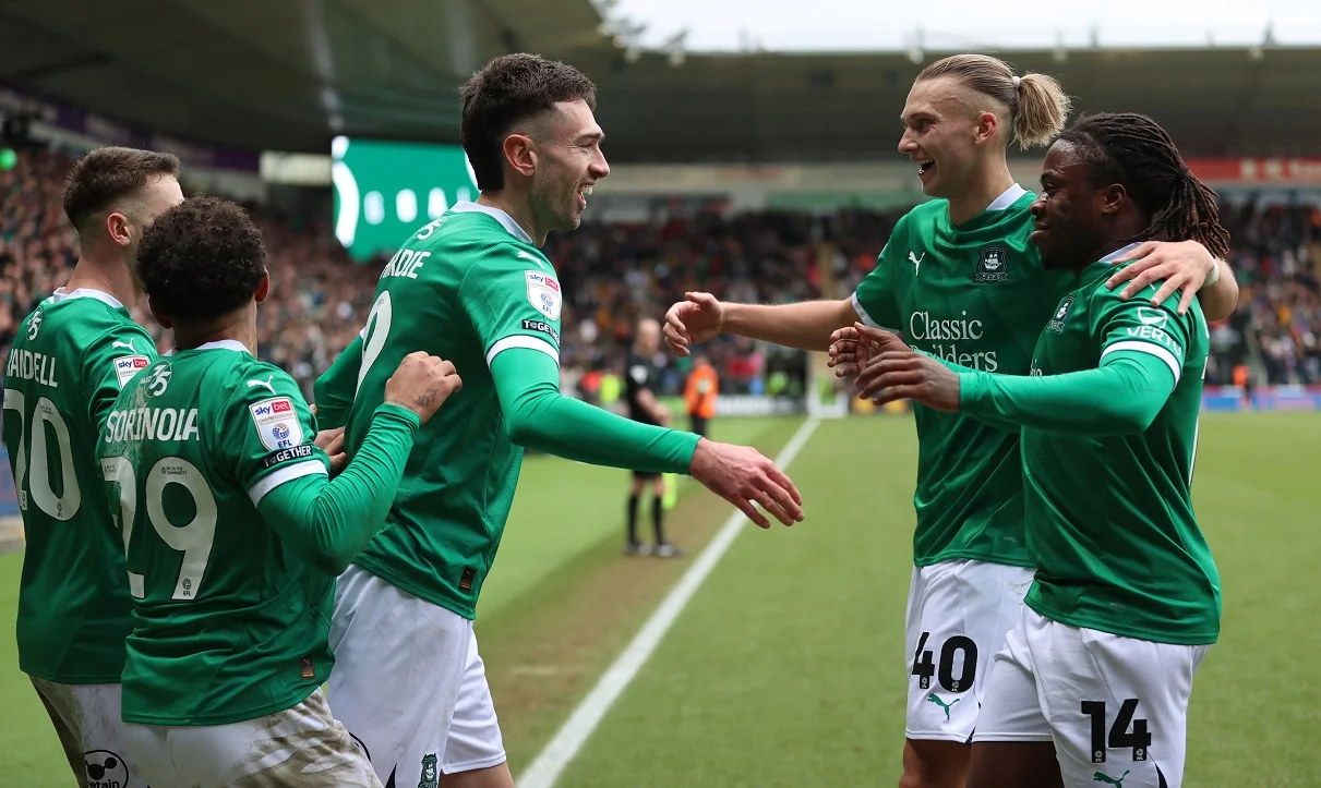 Таловеров празднует с партнерами / Photo by Isabelle Field/Plymouth Argyle via Getty Images