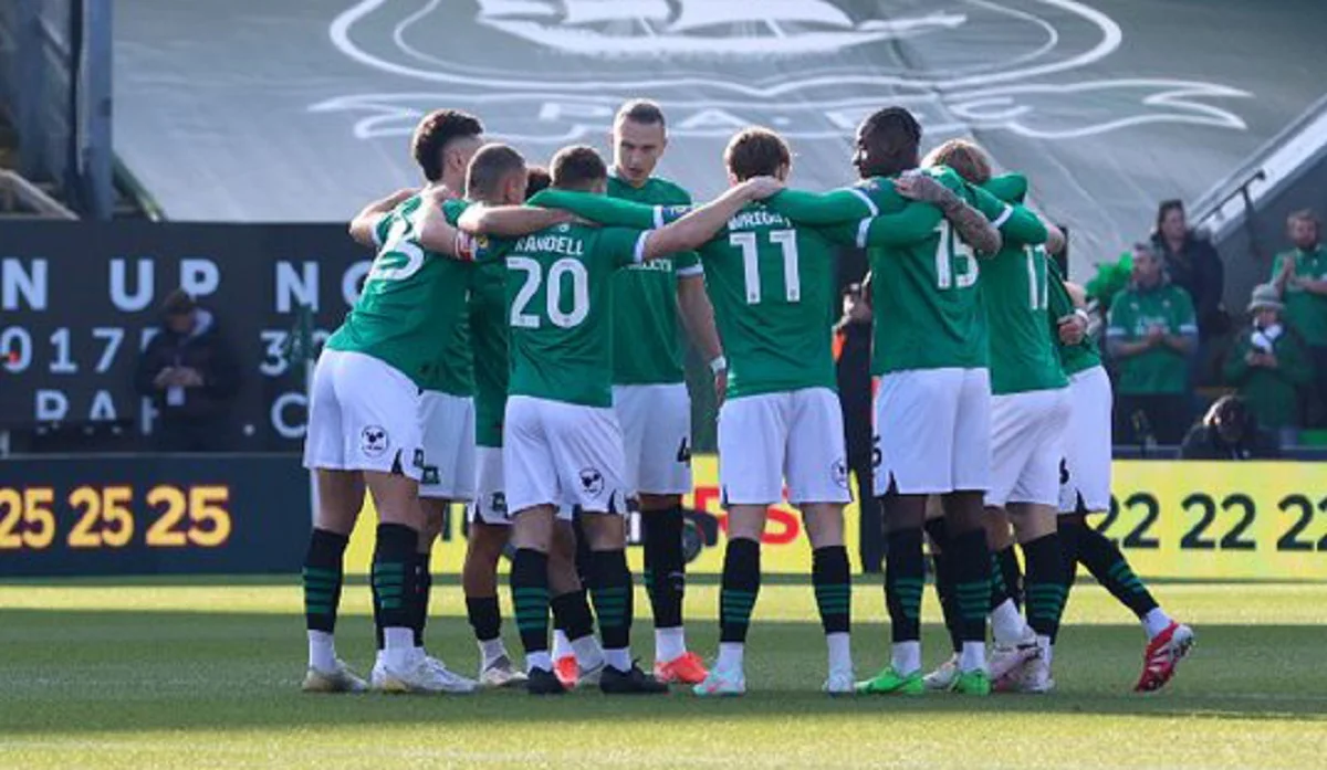 Максим Таловеров (в центре) / ФК Плимут