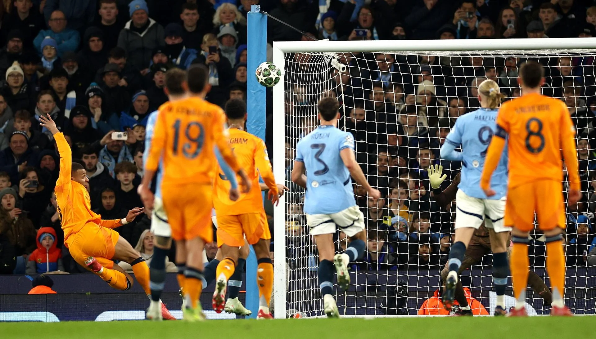 Фото к новости: Реал – Ман Сити: онлайн-трансляция матча ЛЧ – Лунину отвели традиционную роль, сенсация от Гвардиолы