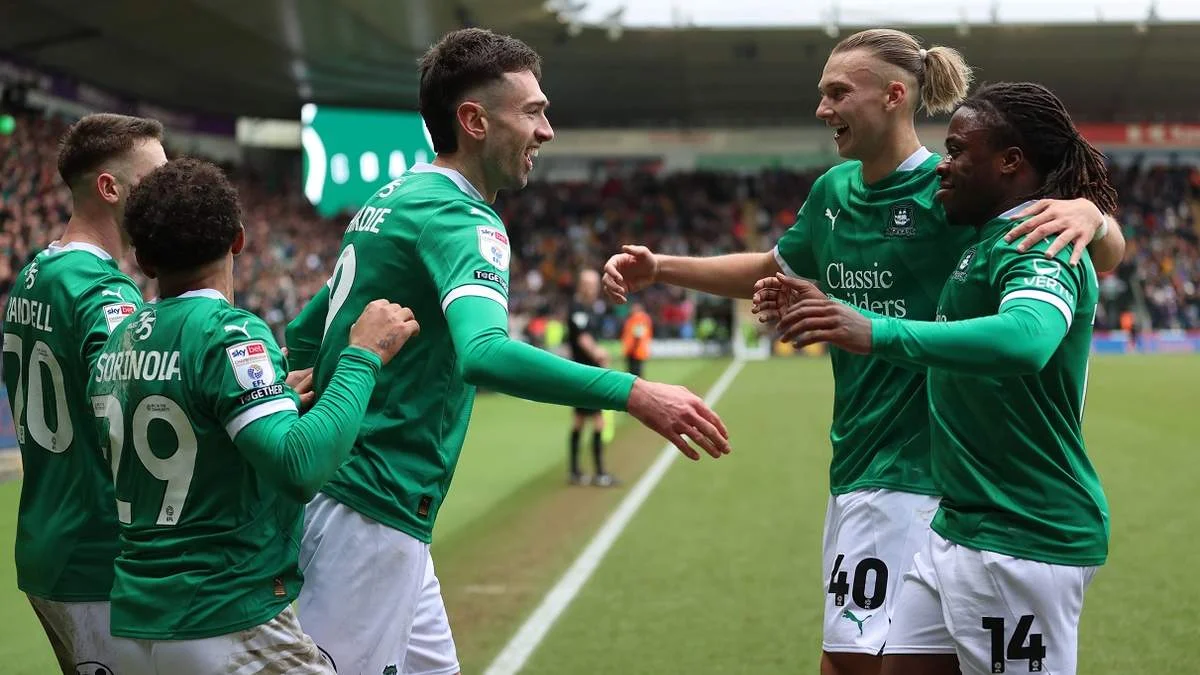 Таловеров празднует с партнерами / Photo by Isabelle Field/Plymouth Argyle via Getty Images