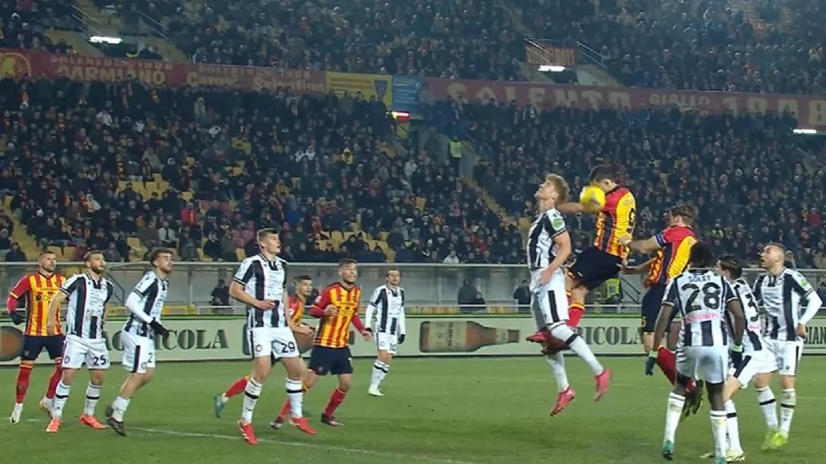 Лечче атакует после подачи углового / Скриншот