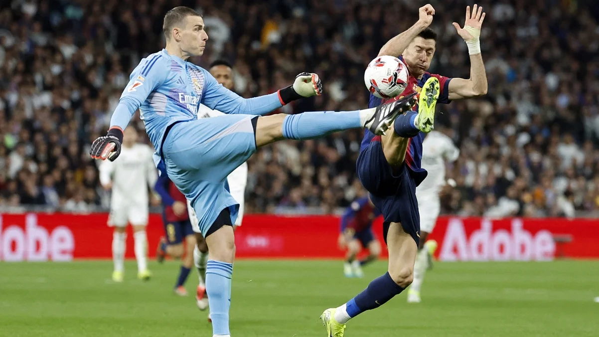 Андрій Лунін проти Роберта Лєвандовскі / фото: OSCAR DEL POZO/AFP via Getty Images