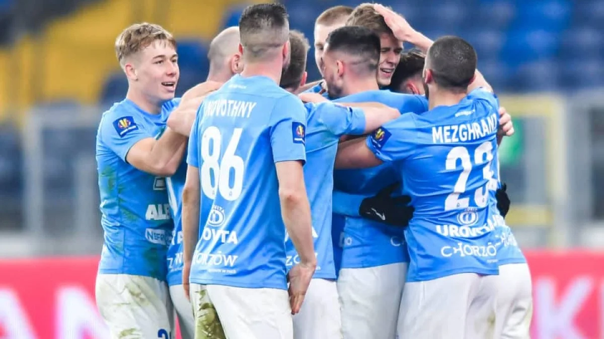 Егор Цыкало в объятиях партнеров / PressFocus