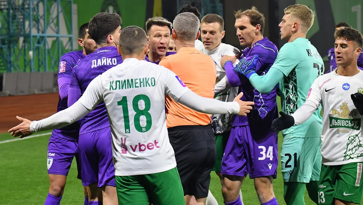 Богдан Кушніренко (в центрі) / ФК Карпати