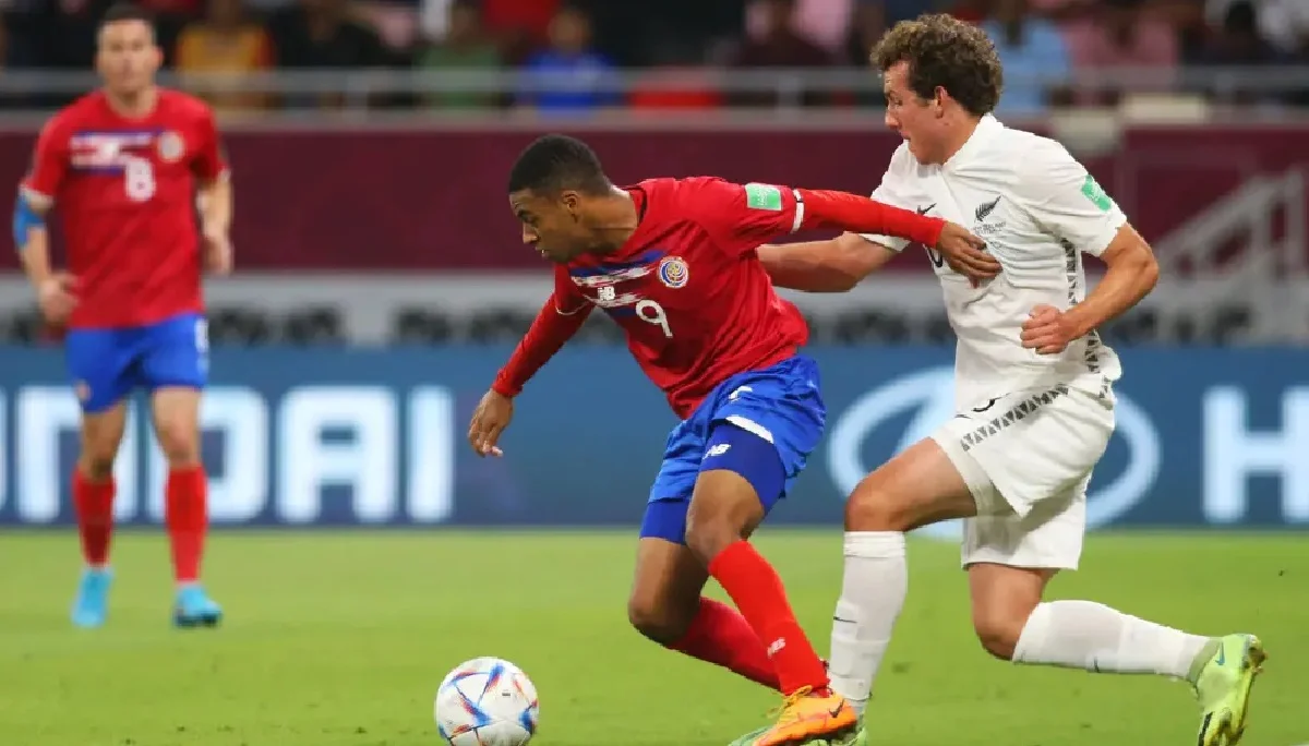 Джевисон Беннетт (в центре)