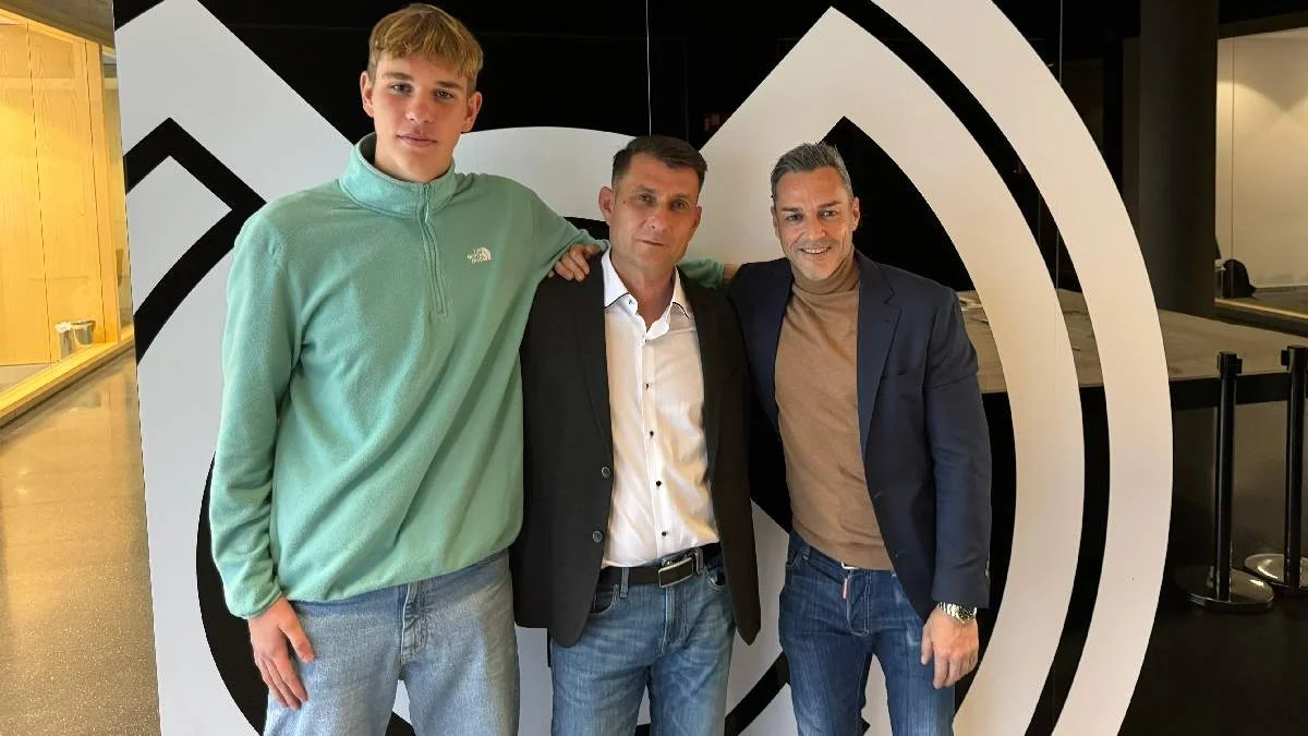 Илья Волошин (слева) и его агент – Максим Терещенко (в центре) / Фото из соцсетей