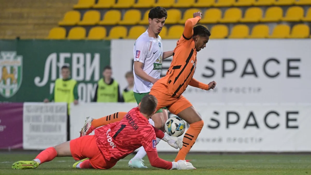 Яків Кінарейкін проти Егіналдо / фото: ФК Шахтар