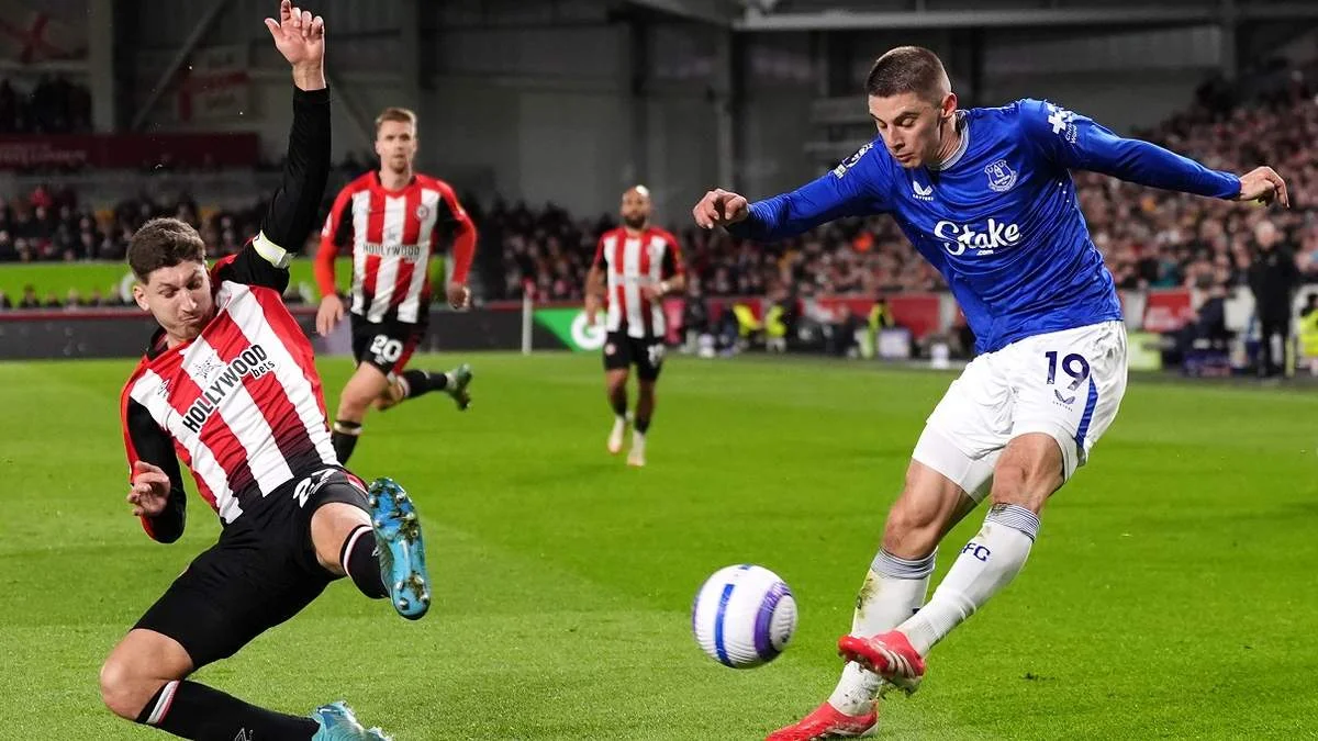 Віталій Миколенко (праворуч) і м'яч Nike / Photo by Ben Whitley/PA Images via Getty Images