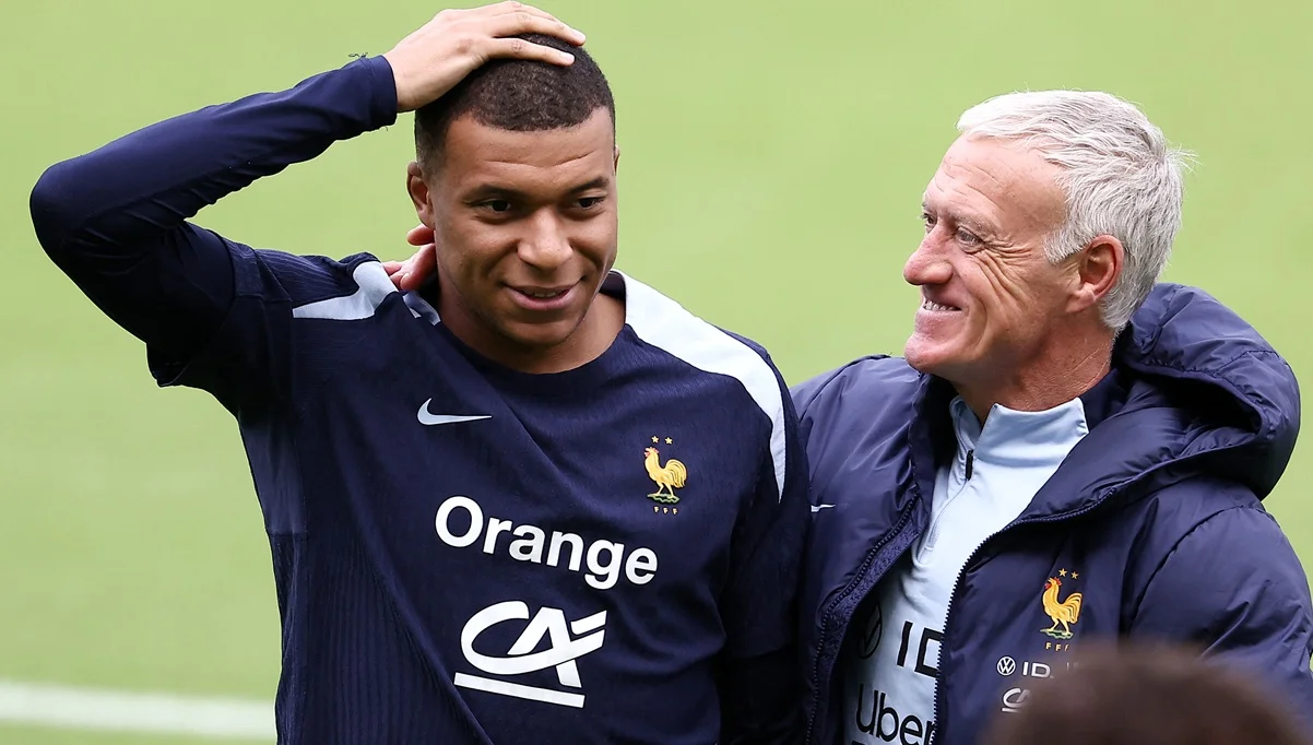 Кіліан Мбаппе та Дідьє Дешам / фото: FRANCK FIFE/AFP via Getty Images