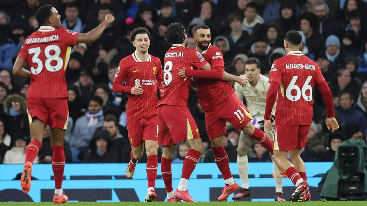 Райан Гравенберх празднует гол с партнерами / Photo by Catherine Ivill - AMA/Getty Images