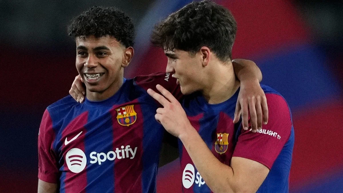 Ламин Ямаль и Пау Кубарси / EFE