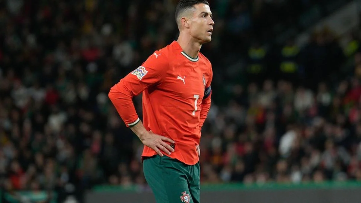 Фото к новости: Роналду – первый игрок в истории, который забивал за сборную 22 года подряд