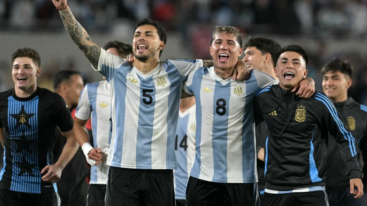 Енцо Фернандес (під 8 номером) / фото: Getty images