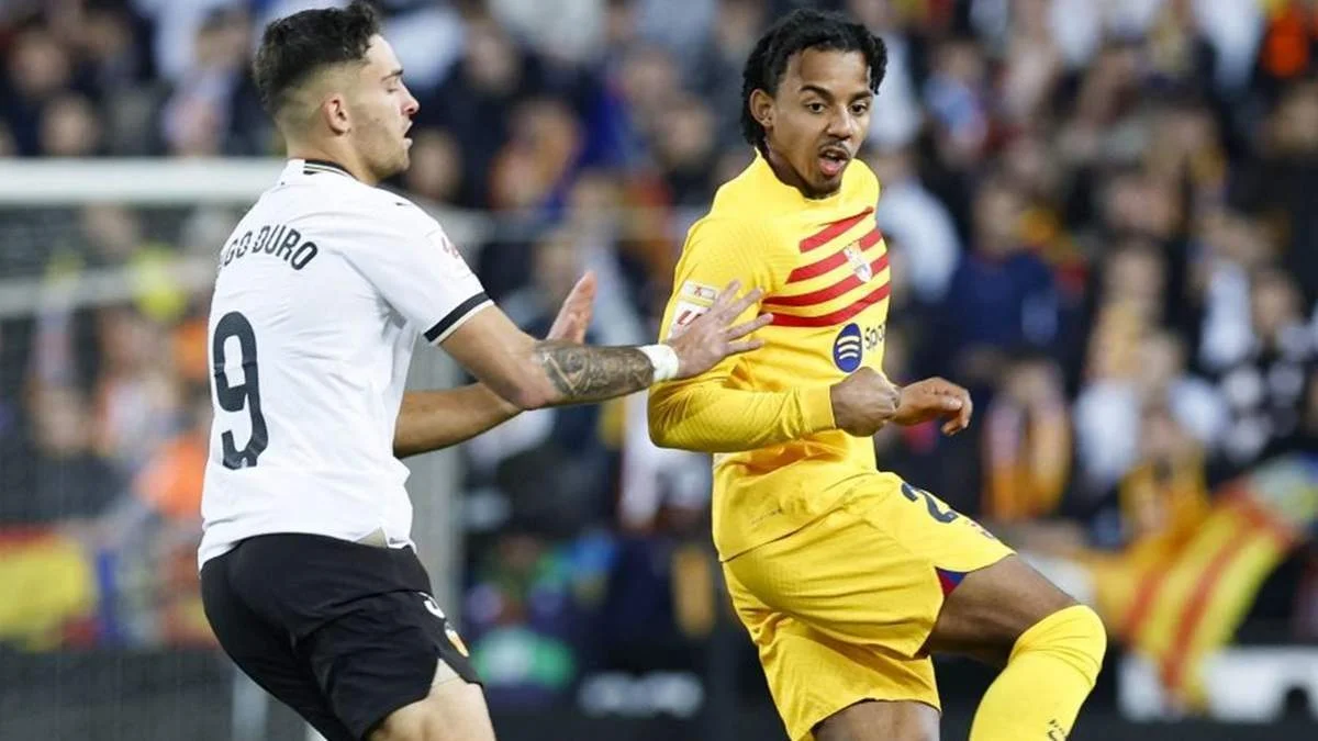 Жюль Кунде в боротьбі з Дуро в матчі з Валенсією / фото: офіційний сайт Ла Ліги