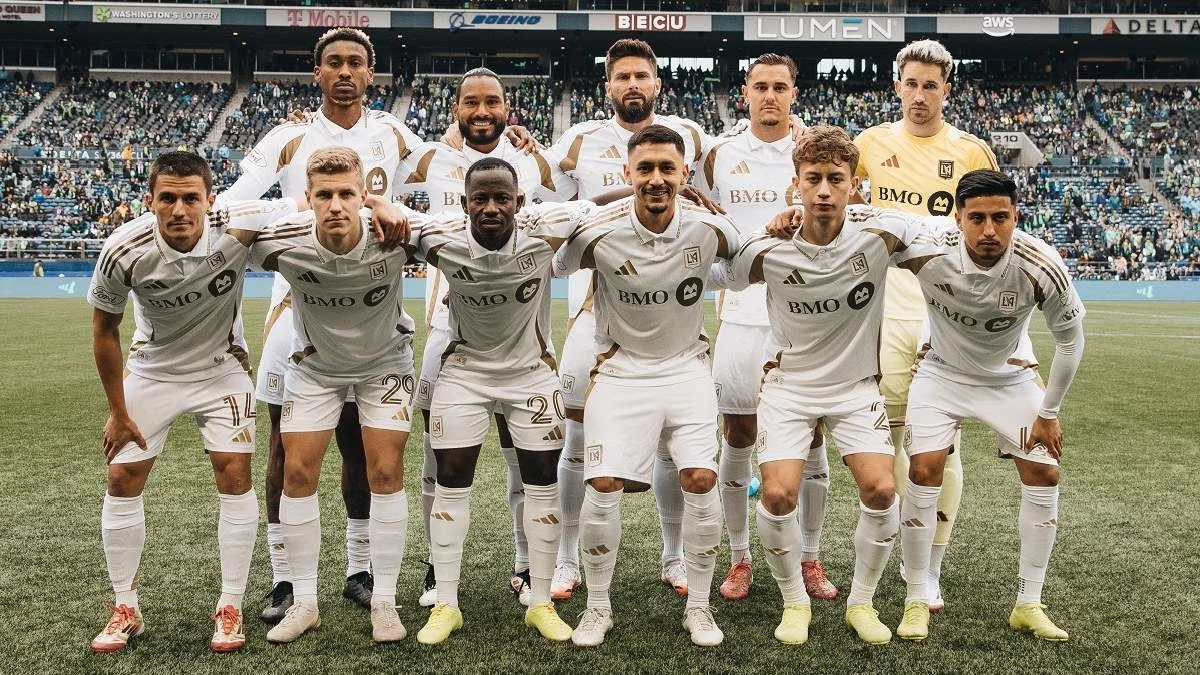 Артем Смоляков с одноклубниками / ФК Лос-Анджелес