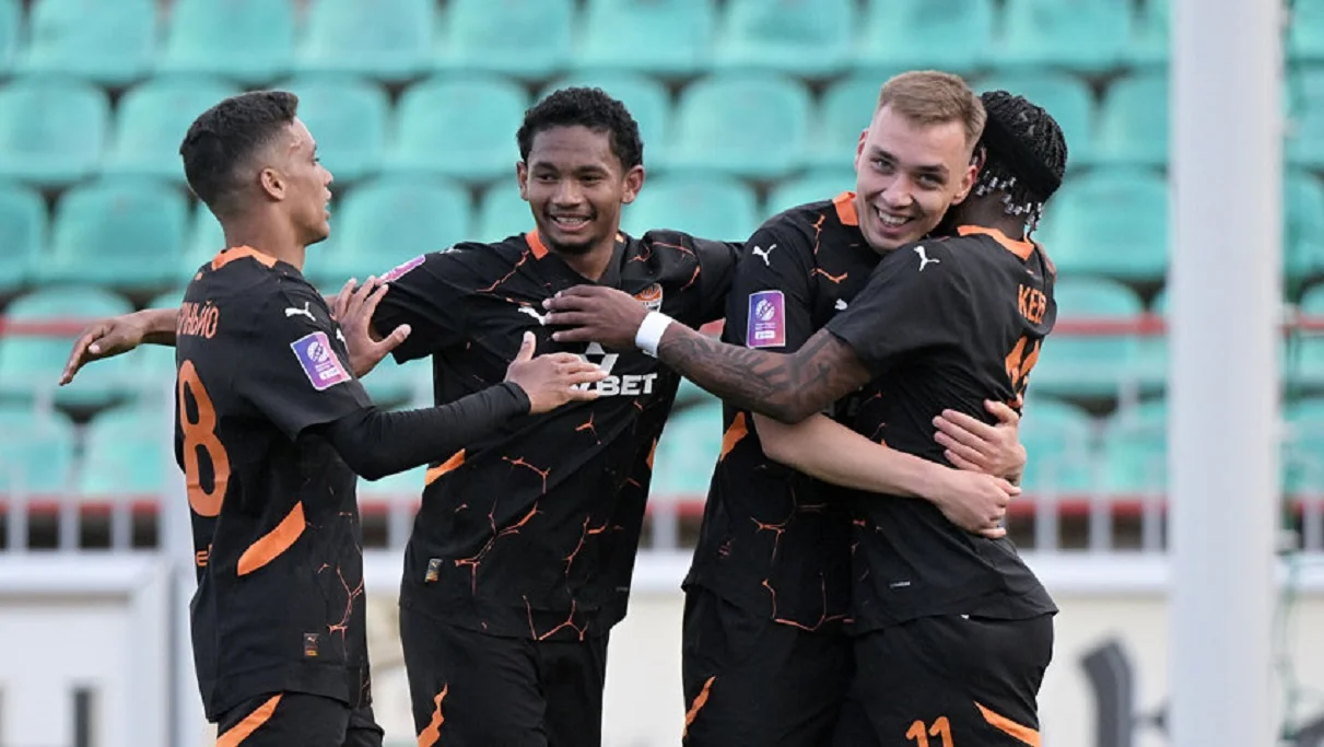 Антон Глущенко (другий справа) / Сайт Шахтаря