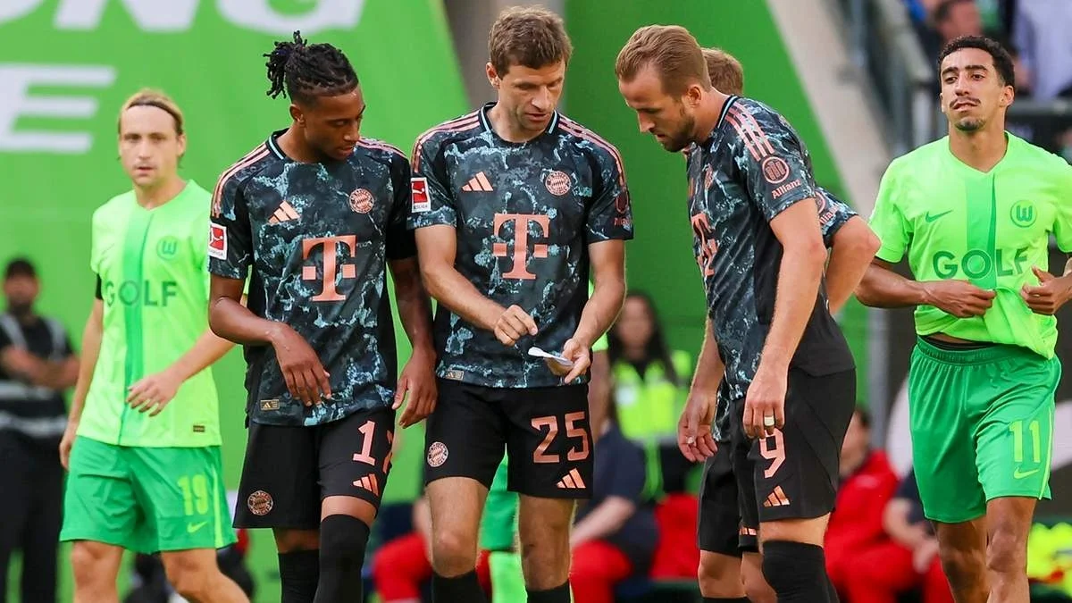 Томас Мюллер с Харри Кейном и Олисе / фото: Marco Steinbrenner/DeFodi Images via Getty Images