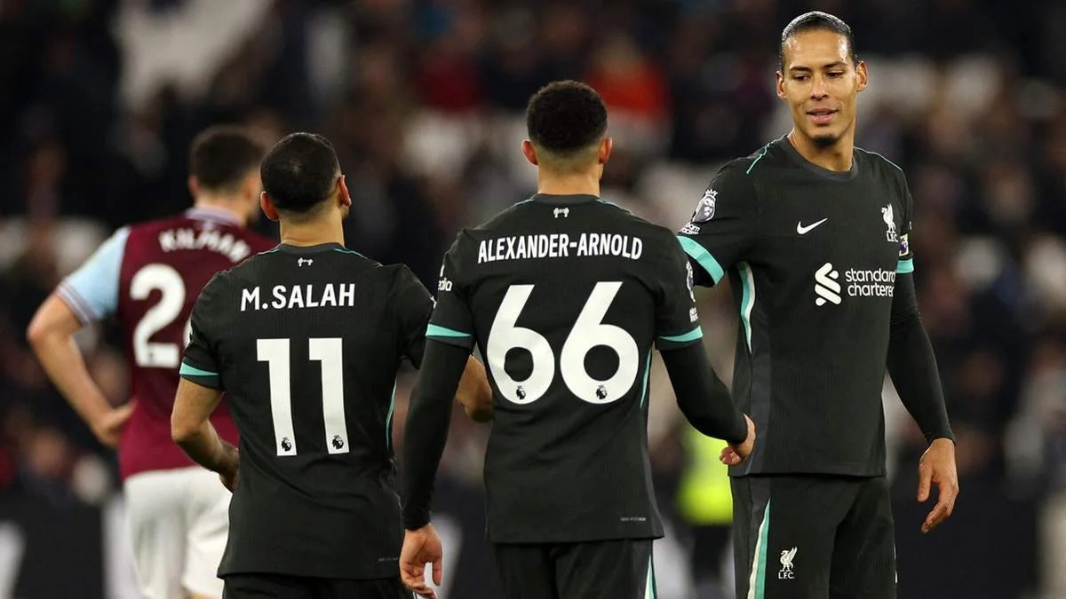 Салах, Александер-Арнольд та ван Дейк / фото: ADRIAN DENNIS/AFP via Getty Images