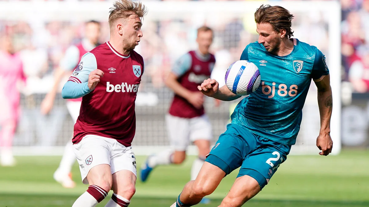 Ілля Забарний у боротьбі за м'яч з Джарродом Боуеном / Jonathan Brady/PA Images via Getty Images