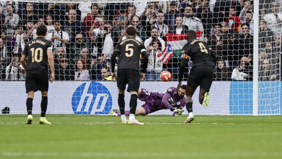 Гіоргі Мамардашвілі відбиває пенальті / фото: Sergio Pérez / EFE