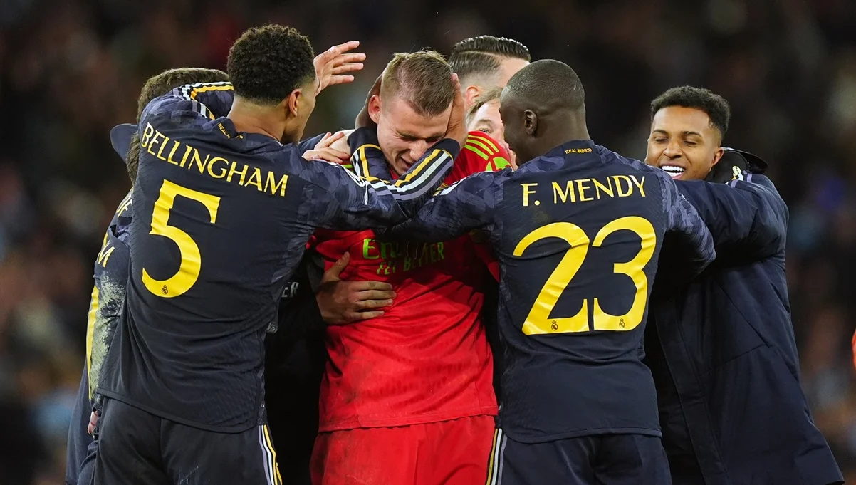 Андрей Лунин в объятиях игроков "сливочных" / фото: Getty images