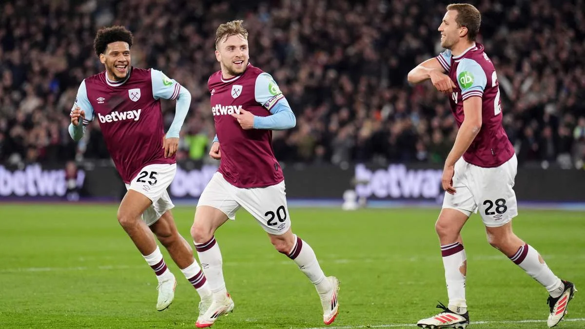 Боуэн (по центру) с партнерами по Вест Хэму / John Walton/PA Images via Getty Images