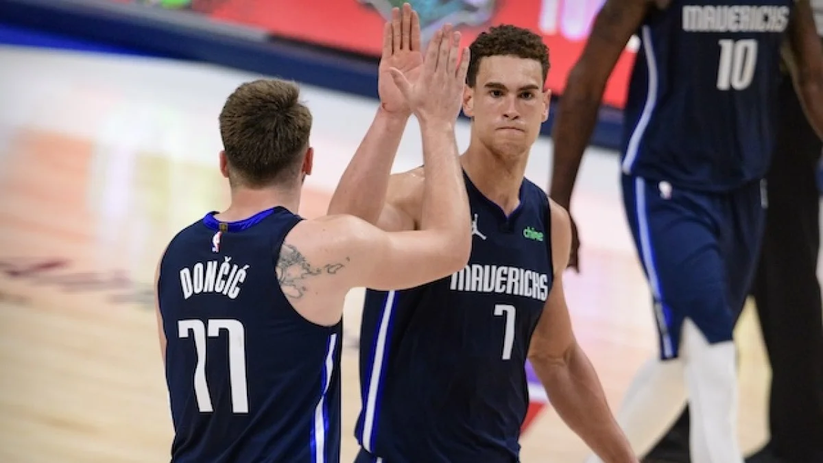 Лука Дончич и Дуайт Пауэлл / USA TODAY Sports