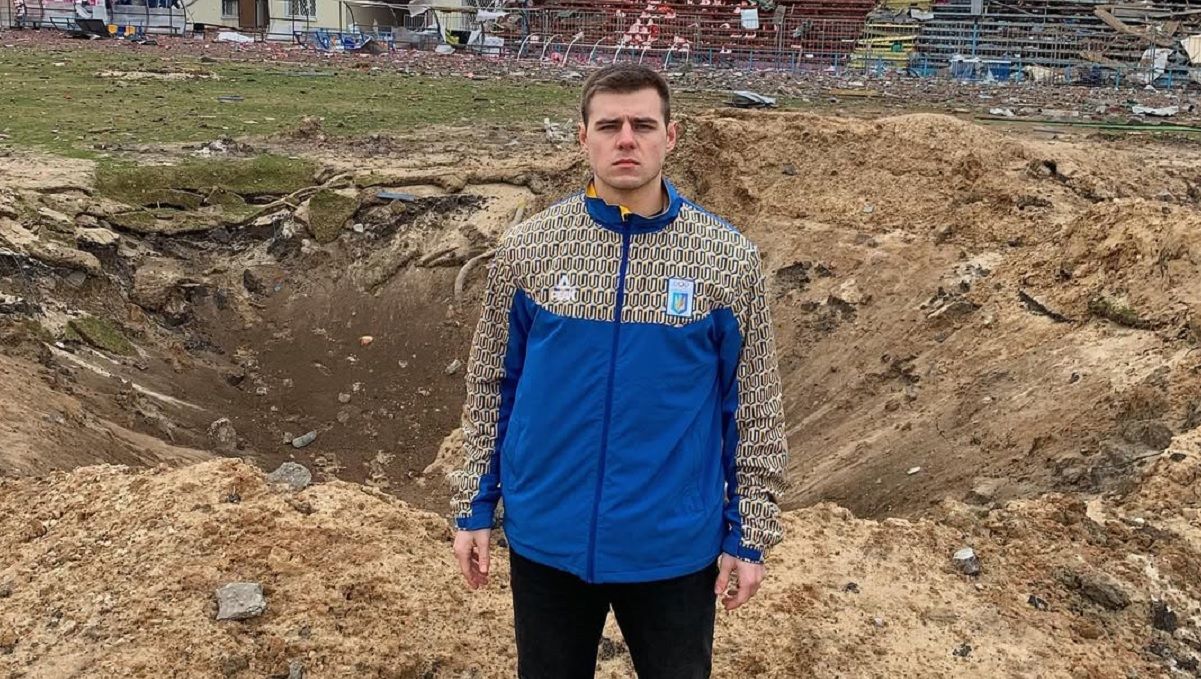 Гераскевич на тлі зруйнованого росіянами стадіону в Чернігові / Фото зі соцмереж