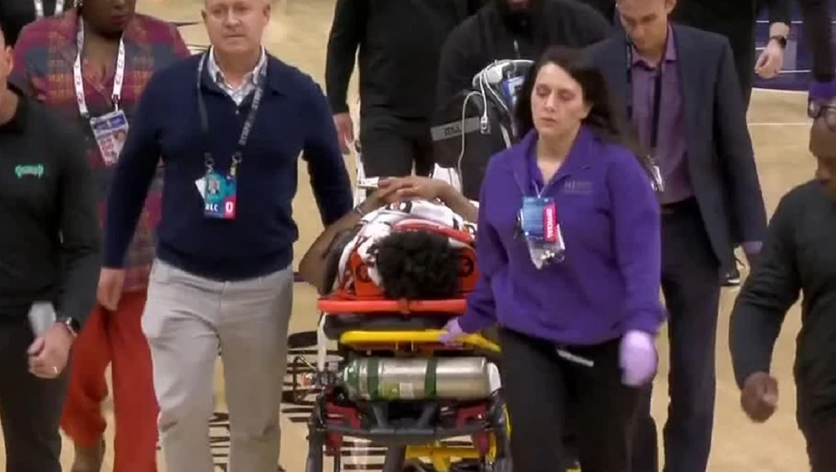 Веллса вивозять з паркету / Скрін