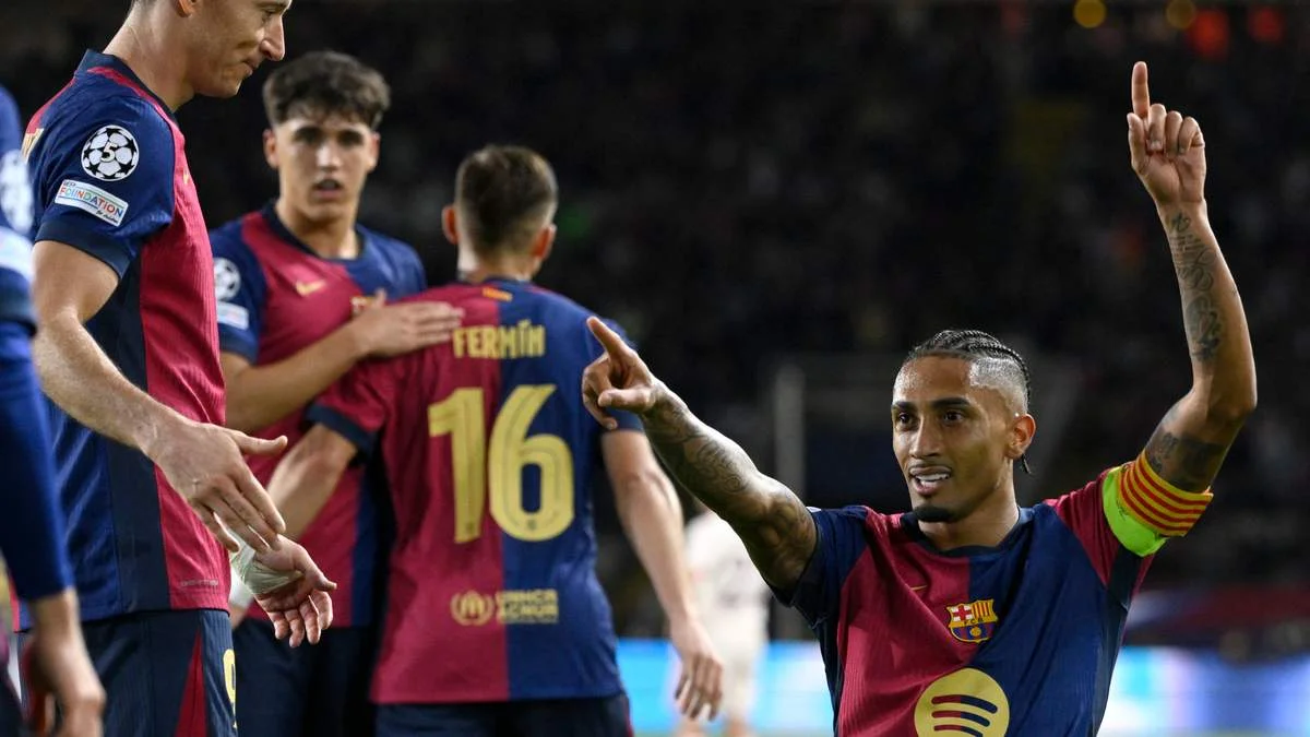 Рафінья (справа) святкує гол з партнерами / JOSEP LAGO/AFP via Getty Images