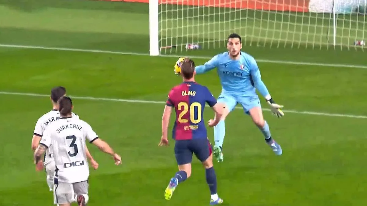 Дані Ольмо проти гравців Осасуни / скріншот