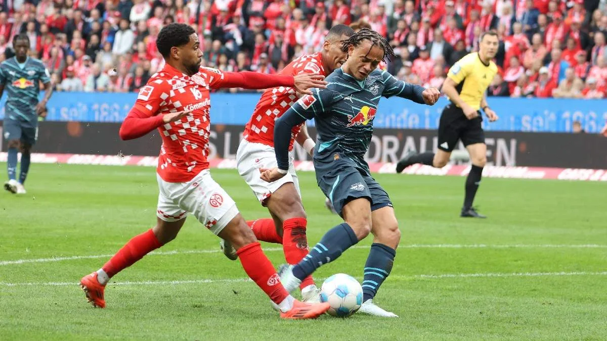 Хави Симонс против игроков Майнца / Photo by Juergen Schwarz/Getty Images)