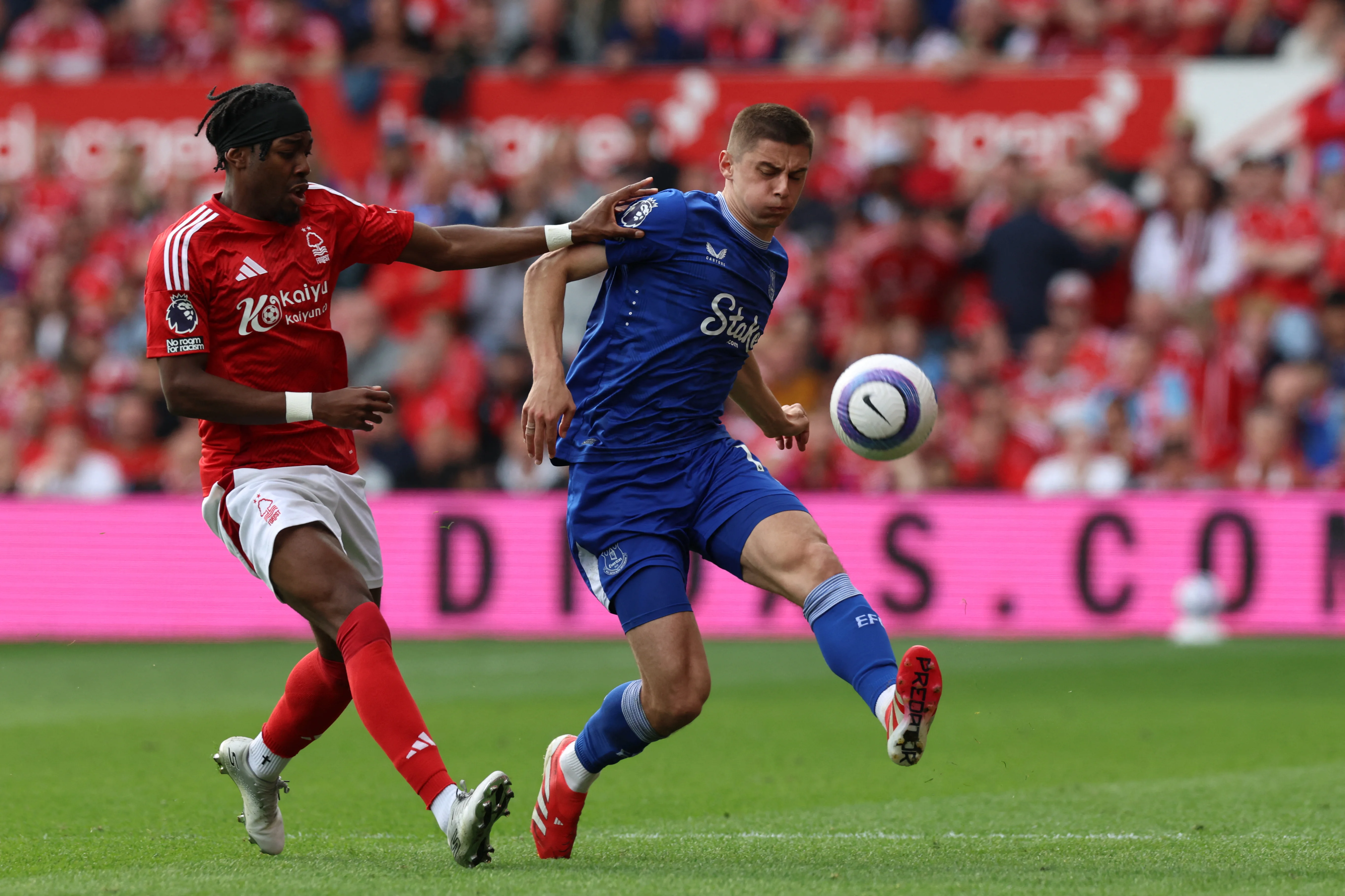 Віталій Миколенко в матчі проти Ноттінгема / DARREN STAPLES/AFP via Getty Images