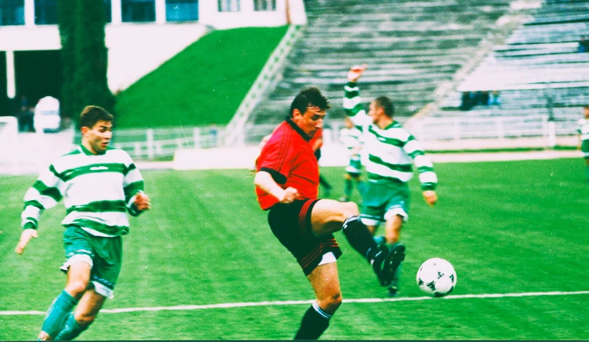 Іван Гецко у "бандерівських" шатах Карпат атакує ворота гостей / Фото з архіву Ю. Назаркевича