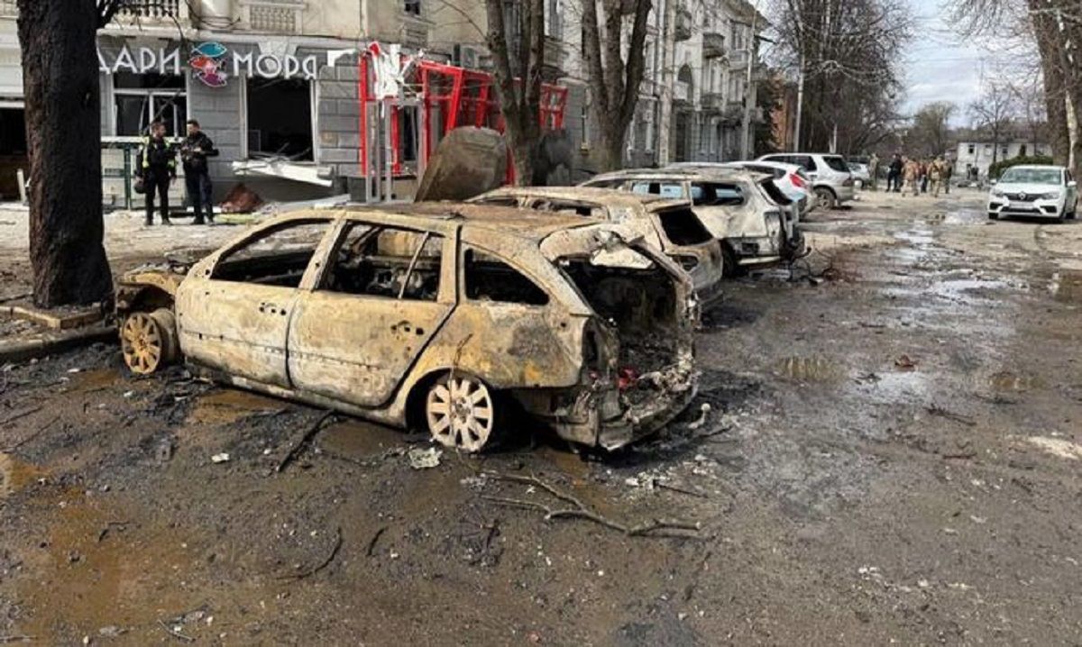 Наслідки ворожого удару по Сумах/ фото: Сумська обласна прокуратура