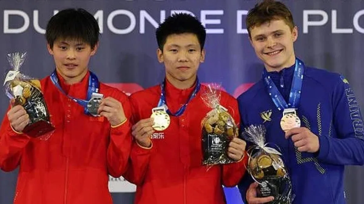 Алексей Середа (справа) с бронзовой наградой / фото: Федерация Украины по прыжкам в воду