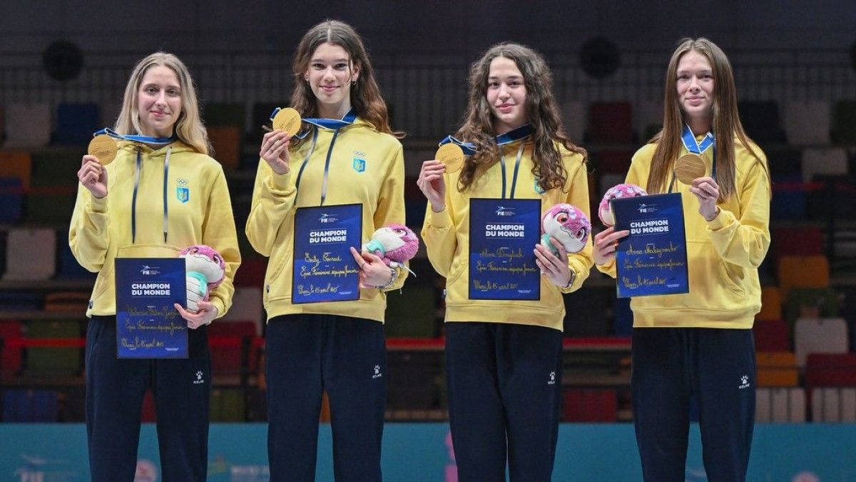 Жіноча збірна України з фехтування із золотими медалями / фото: FIE