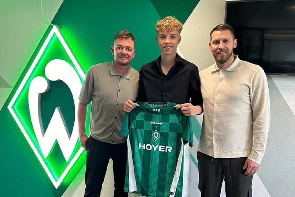 Тимофей Солодаренко (по центру) / фото:Instagram футболиста