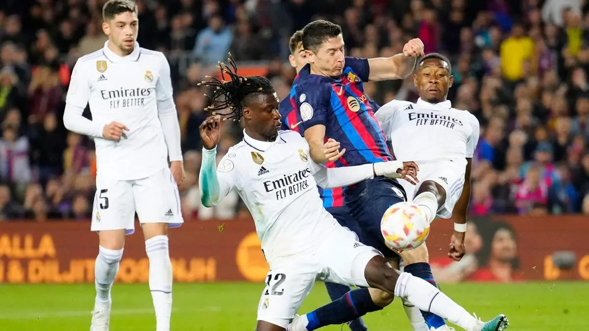 Давід Алаба, Лєвандовскі та Камавінга / фото: EFE