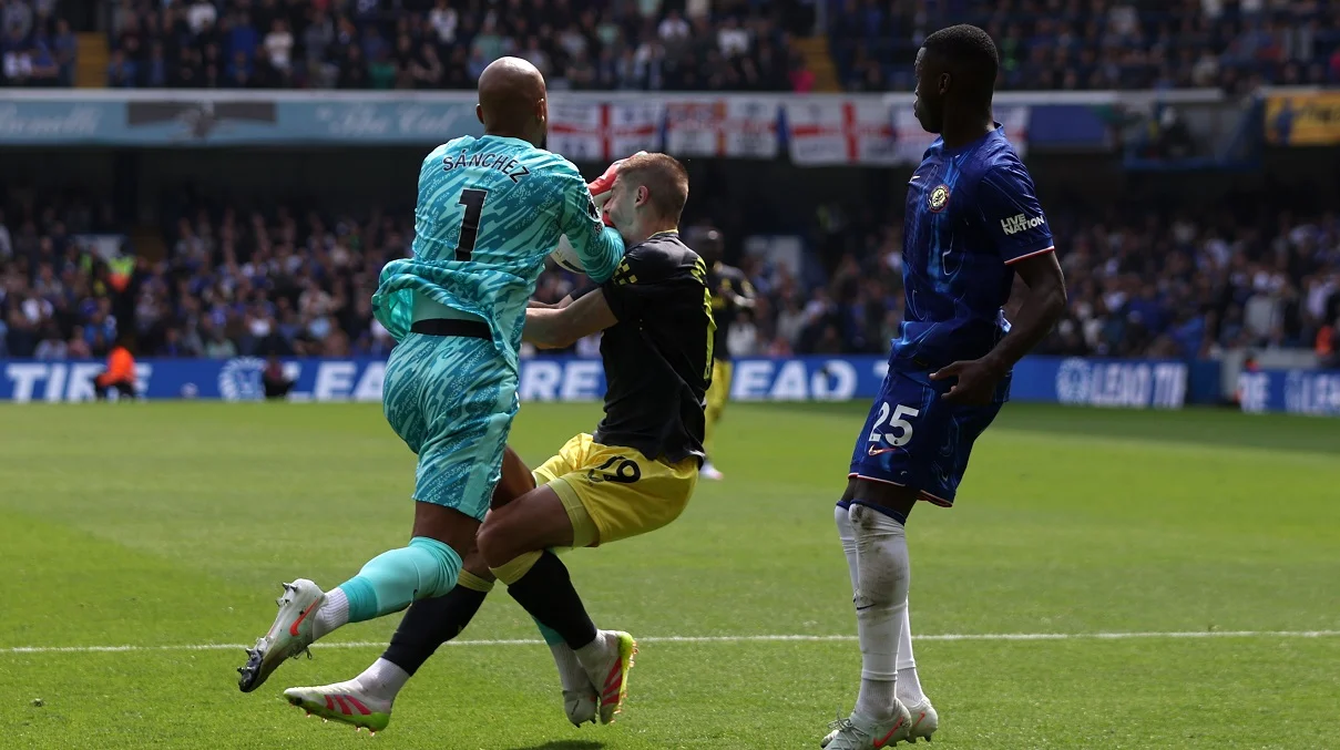 Фото к новости: Челси дожал Эвертон и вернулся в зону ЛЧ – Миколенко пережил ужасное столкновение, первый гол транжиры в 2025 году