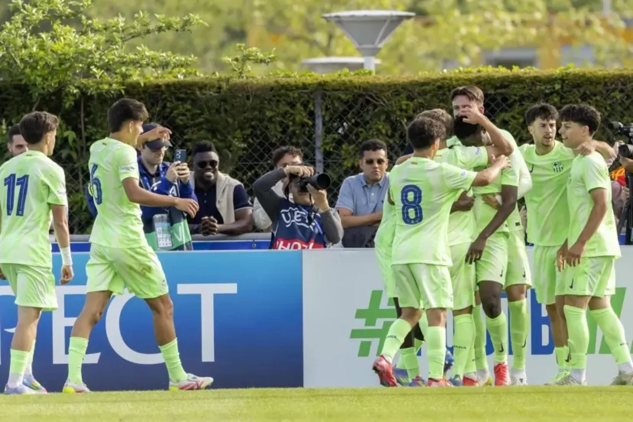 Фото к новости: Барселона унизила одноклубников Зубкова и Сикана в финале юношеской ЛЧ – требл каталонцев с историческим рекордом