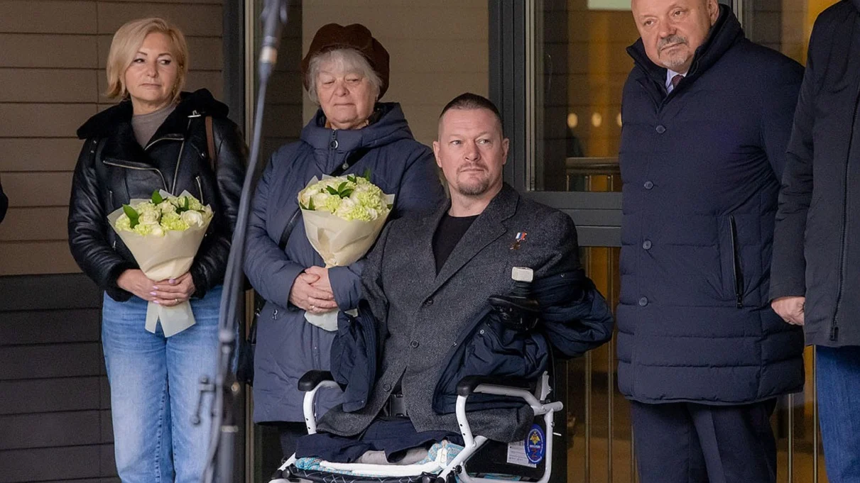 Бахарев показывает, как должен выглядеть каждый российский оккупант / Фото "болотных" источников