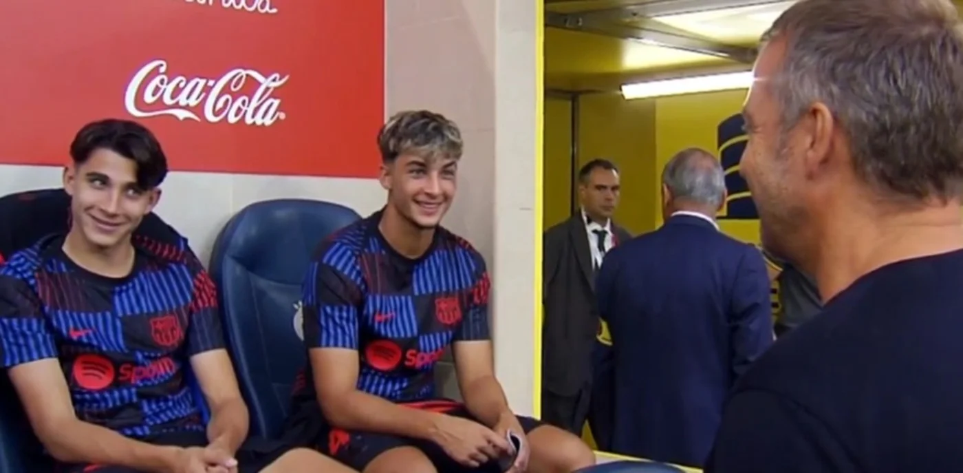 Тоні Фернандес (зліва) забруднив стілець Фліку і став зіркою соцмереж