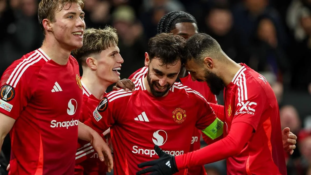 Бруну в обіймах партнерів / Photo by Alex Dodd - CameraSport via Getty Images