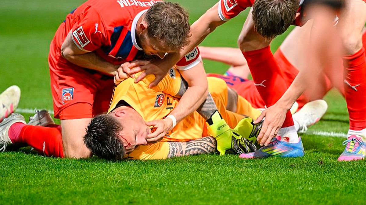 Кевин Мюллер после стыка с нападающим Бохума / Harry Langer/picture alliance via Getty Images
