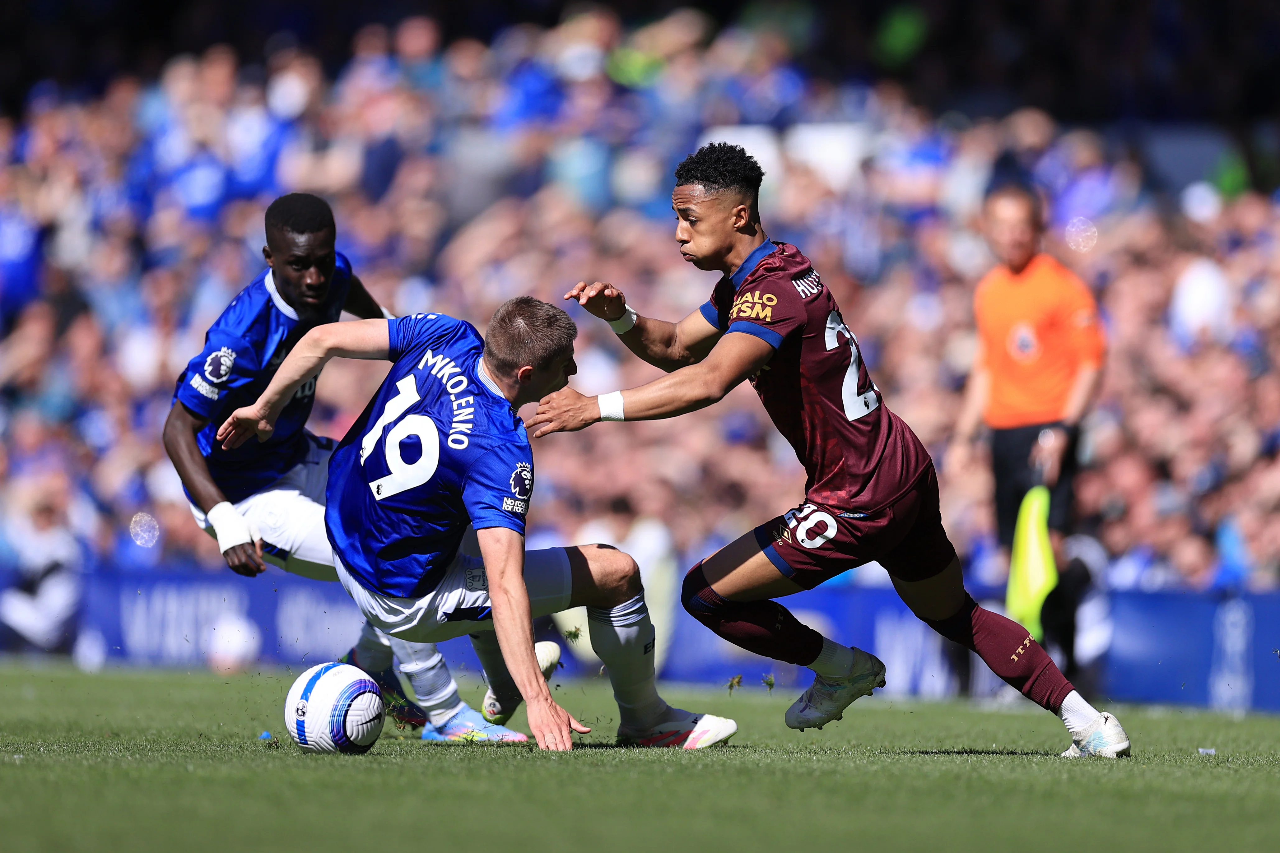 Виталий Миколенко против Омари Хатчинсона / Simon Stacpoole/Offside/Offside via Getty Images