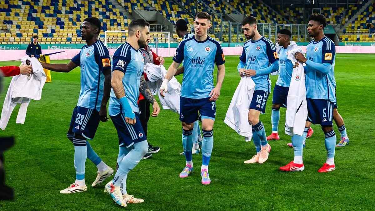 Даниил Игнатенко (в центре) / ФК Слован