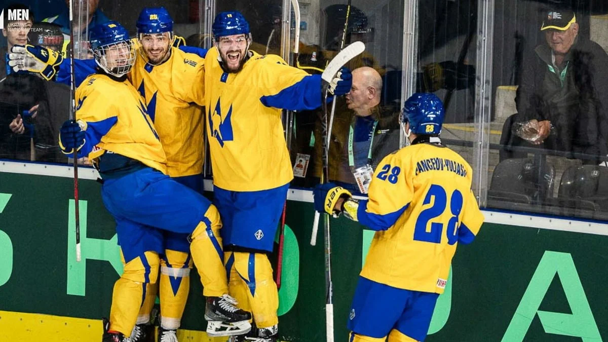 Виктор Захаров (в центре) / Фото IIHF