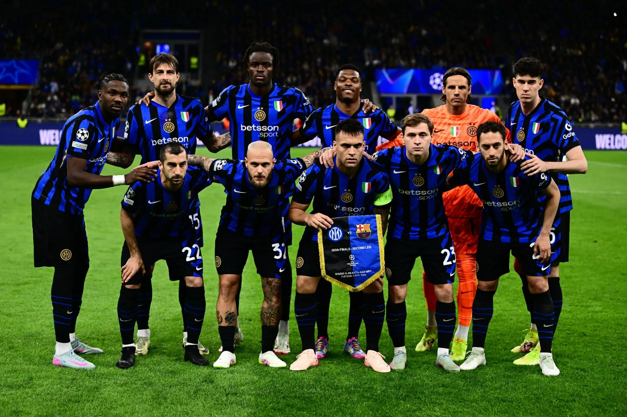 Дюмфріс (третій справа у верхньому ряду) з одноклубниками / фото: MARCO BERTORELLO/AFP via Getty Images