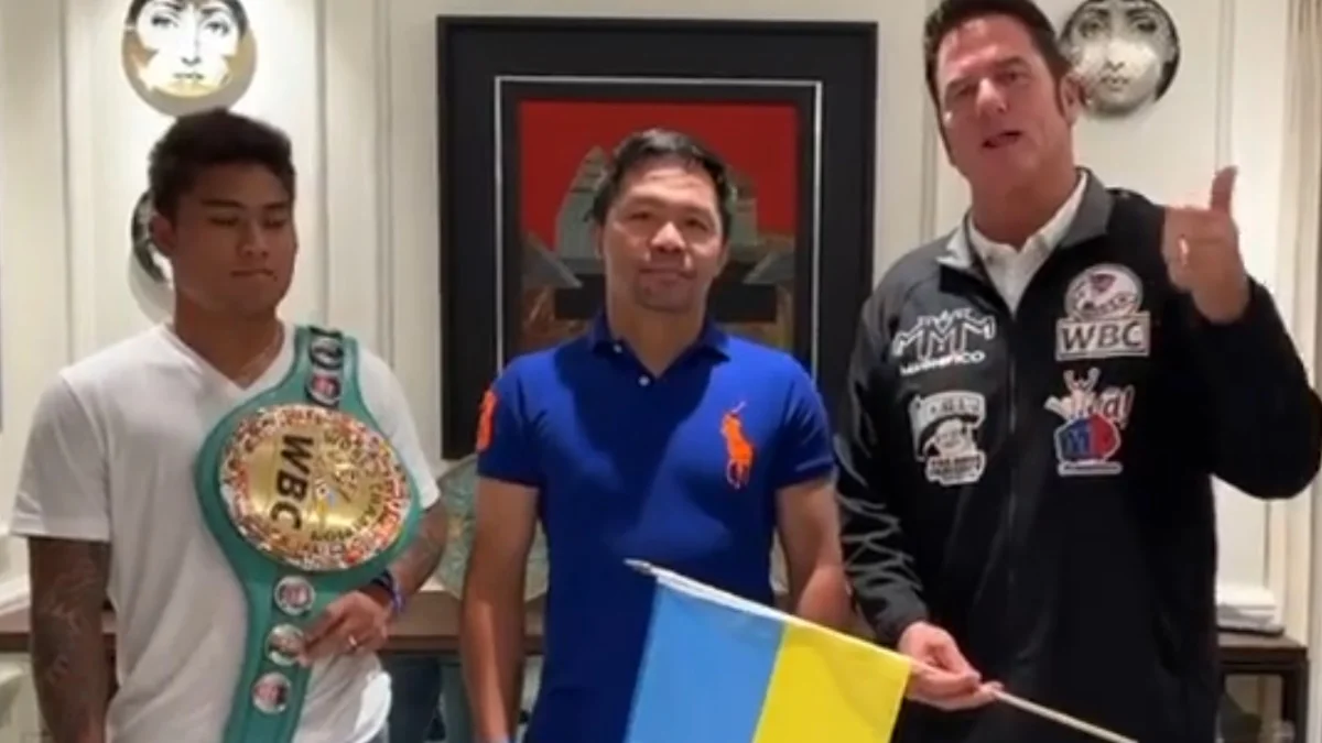 Марк Магсайо (зліва) та Менні Пак'яо (по центру) / скріншот